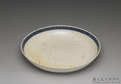 图片[2]-Dish with paired swallows, bamboo and plum blossom decoration in white glaze, Qing dynasty (1644-1911)-China Archive